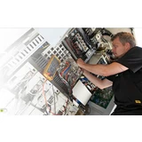 1 industri elektriker fra EL:CON en hel dag